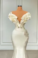 2022 Elegant satin sjöjungfru bröllopsklänningar klänningar från axeln ruffles golvlängd blommor pärlor pärlor långt brud tillfälle 252j