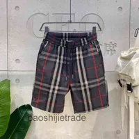 디자이너 Burbe Short 2022 Summer New Net Red Plaid Casual Shorts Trendy Men Slim Fit Vertatile Capris Fashion Beach Pants