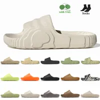 2022 Femmes Mens Adilette 22 Slides Chaussures Top Quality Pantors de qualité Magic Lime Desert Sand ENFLAME ORANG