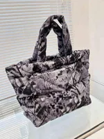 Kvällspåsar shoppingväska kvinnor axel designer handväskor purses damer stora mode klassiska praktiska crossbody 0423