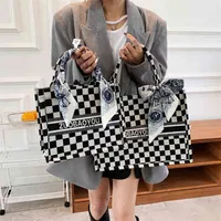 Billiga plånböcker 70% rabatt på Ny checkerboard 2022 Fashion Size Hand koreansk stor siden halsduk Tot kvinnors väska