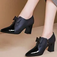 Sapatos femininos mujeres puntiagudas de múltiples colores de alta calidad Slip en los zapatos de tacón Lady Classic Office Pombs 220601