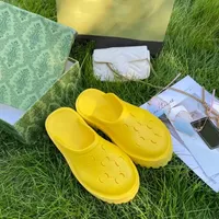 Kadınlar Sıradan Sandalet Tasarımcı Slingback Mules Flip Flops Terlik Yükseltilmiş Kauçuk taban Mops patikleri Yaz Kesim Plaj Slaytları Mules Ayakkabı 35-45