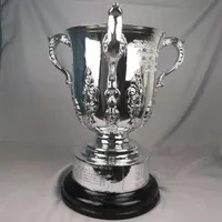 装飾的なオブジェクト図形ヨーロッパリーグカップトロフィースリーハンドルチャンピオンスポーツファンお土産飾り樹脂42CMDECORATIVEDECORATIV
