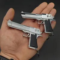 Keychains 1: 3 Desert Eagle Pistol Gun Miniature Model Keychain Full Metal Shell Alloy kan geen jongens verjaardagsgift wholesale schieten