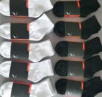 Мужчины носки женщины высококачественные хлопковые классические буквы лодыжки дышащие черно -белые смешивание футбольного баскетбольного спорта носок хорошего