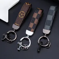 Luxury Designer Keychains amantes de los amantes de la llave del autom￳vil dise￱adores de cuero hechos a mano llave para hombres bolsos para mujeres anillos accesorios de coches colgantes de hebilla regalos