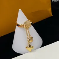Nieuw ontworpen V Letter Hangers Luxe kristal ingelegd vier blad bloem dames Lucky Earring Studs dames ketting Bracelet ring Designer sieraden