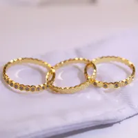 petek tasarımcısı lüks 18K altın bant yüzükleri parlayan taş kristal moda cazibesi takı yüzüğü erkekler için kadın severler hediye