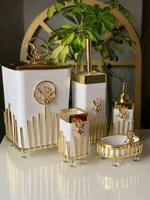 Premium Badrum Tillbehör 5 st Prismatisk Guld Vit Akryl-Thrash Bin, Tvål Dispenser och Skål, Toalettborste, Tandborste Cup H220418