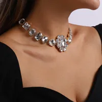 Leichte Luxus -Strass -Halskette der Frau Anhänger Palast Retro übertriebene funkelnde Halskette sexy geometrische Halskette mit Diamanten