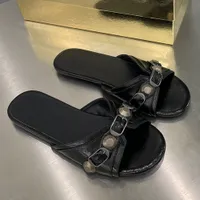 Cagole Sandal Slippers Cagole Sandale in Black Arena Lambskin Vamp가 금속 악센트가있는 패션 감각 유명한 디자이너 샌들 슬리퍼를 강조합니다.