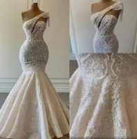2022 Bling Luksusowe koronkowe sukienki ślubne z koralikami Jedno ramię syrena ślubna suknie ślubne kryształowe koraliki sequin zamiata