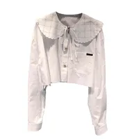 Miu White Shirt مطرزة ذي طوق دمية طويلة الأكمام قصيرة القميص متعدد الاستخدامات فتاة أعلى 2022 أوائل الربيع