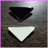 Triángulo de metal letra brajo mujer niña triángulo broches traje solapa pin blanco negro moda joyería accesorios diseñador g223176f