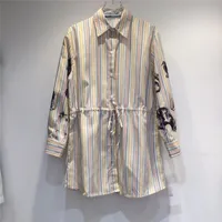 2022 Women Stripe Shirt Summer Designer Tops قمصان بلوزة مع رسائل الكتابة على الجدران طباعة أنثى ميلانو ربيع مصممة زبدية طويلة الأكمام بلوزات القطن