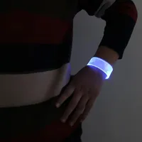 Partydekoration 1PCS LED Luminöses leuchtendes Handgelenk bonbonfarbene Bewegung Armband Licht Stöcke Armbandshalle Propsparty