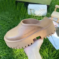Chinelos perfurados sandálias de designers marca feminino plataforma de borracha slides de cunha slide slide moda praia sapatos