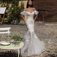 White Mermaid Wedding Dresses Appliques Sleeveless Strapless Off Shoulder Sexy V Neck Lace Ruffles Wedding Gown Sweep Length Detachable Train Bridal Bridesmaid