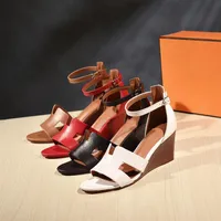 2022 Moda Sandalet Santorini Sandalet Kadın Klasik Yaz Lüks Düz Bayanlar Plaj Sandal Partisi Düğün Terlikleri ile Box207u