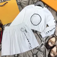 Ny lyxdesigner modekläder sätter flickor bomull t -shirt två stycken varumärke logotyp barn puff hylsa klänning tröjor tshirt kostymer svarta vita babykläder
