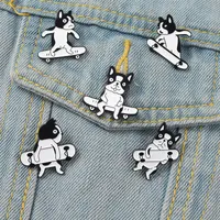 Skateboardhunde Emaille Pins Schwarzweiß Spotted Hund Brosche Revers Abzeichen Cartoon Schmuck 596 H1