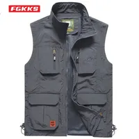 FGKKS Men Mesh Vest Multi bolsillo Caqueta sin mangas seca Reportero Flojo Outdoor Casual delgada Vests chaleco macho 220727