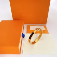 2022 Lyxig designer Mode Bangle Kärlek Armband Högkvalitet Läderväska Pendant Par Toppkanal Smycken Supply Band Box
