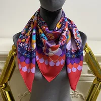Bufanda cuadrada de las mujeres Bufandas de buena calidad 100% sarga de seda Material de seda Letras de pinta de flores Tamaño del modelo 90cm- 90 cm