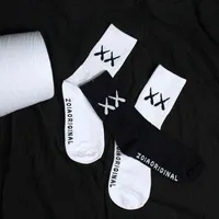 Herrstrumpor Bomull Medium Tube Socks Tide Märke mångsidig personlighetsbrev Hip Hop Skateboard Street Stockings Jacquard Sports for Lovers