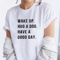 Camiseta feminina acordar abraço um cachorro tem um bom dia impresso de manga curta Camise
