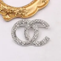 Berühmte Design Gold Silber Marke Luxurys Dessinger Brosche Frauen Strasshilfe Perlenbrief Broschen Anzug Pin Mode Schmuck Kleidung D207S