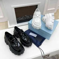 Monolith Brushed Leather Loafers Triangle Logo Shoe Lady Designer Sneakers Luxury Glossy Leathers Black ￶kar Plattform Kvinnor L￤derskor Size 35-41