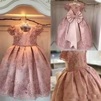 Högkvalitativ prinsessa 2019 Flickor Pageant Klänningar med kortärmad Lace Applique Flower Girl Dress Big Bow Toddler Capcake Gown