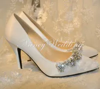 Recién llegado de diamantes de imitación zapatos de boda blanco satinado zapatos de novia punta redonda de tacón alto precioso partido de baile zapatos de punta de dama de honor zapato