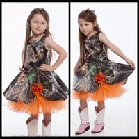2020 Orange och Camo Flower Girls Dresses Knee Length Little Girl Dress Country Fashion Girl's Pageant Gowns med handgjord blomma