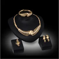 Alta série Hollow Twist Flor Jóias Conjuntos Colar Brincos Brincos Anéis Casamento de 18K Gold Jewelry Família de quatro gtomks034
