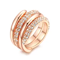 Multi-lagen verpakt brede vingerband 18 k rose vergulde ring gepolijst en een ring strass ingelegd wit vergulde vinger ring set