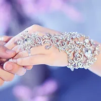 2017 nouvelle arrivée de luxe diamant cristal gants de mariée poignet gants de mariage sans doigts pour la mariée vente chaude perlé mariage mariée gant