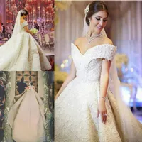 Lyxig av axeln Bröllopsklänningar 2018 Vår Sommar Lace Appliques Pärlor En Linje Bridal Gowns Court Train Wedding Dress Arabic Vestido