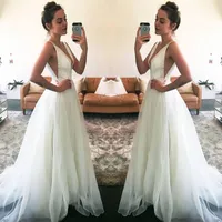 2018 Billiga stranden bröllopsklänningar Sexig djup v-hals ärmlös A-line vita brudklänningar skräddarsydda soptåg
