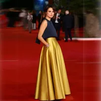 黄金の2017新しい高品質パーティースカートのための女性サテンの生地のフリルの長いチュチュスカートの魅力的なマキシエラシートウエスト正社会のスカート