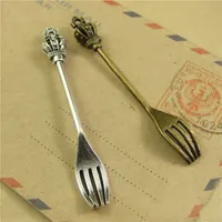Ganze gemischte zwei Farben Fashion Vintage Crown Messer Fork Löffel Tischgeschirr Anhänger Zauber für Schmuck Herstellung charm3061088