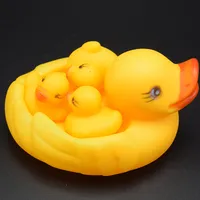 Vendita calda 4 pz / set Giocattoli da bagno Baby Rubber Duck Madre e tre anatre bambini Family Swimming Bath Water Toys