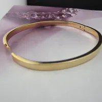 Le donne moda 18 carati in oro giallo riempiono braccialetto braccialetto braccialetto a forma di lamiera solido a forma di 4 mm