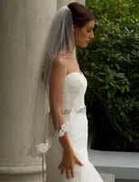Einzelne Tier-atemberaubende Couture-Braut-Schleierweiß-Elfenbein-kurze Spitze-Hochzeitsschleier mit Kamm Voile-Mariage