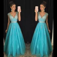 2020 Nowy Sexy Ice Blue Prom Dresses V Neck Cap Rękawy Bling Crystal Beaded Tulle Długie Backless Formalne Wieczorowe Party Suknie Pagewne Suknie