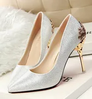 여자의 높은 굽 스웨이드 신발 펌프 새겨진 금속 발 뒤꿈치는 결혼식 신발 9colors 레이디 크리스마스 선물 배송을 지적했다