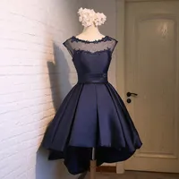 Bateau Neck Satin Ball Gown Cocktail Klänningar med Lace 2019 High Party Dress Navy Blue Prom Crows