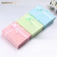 Caixa de presente de papel extravagante de papelão de alta qualidade para jóias artesanais 90703030 quadrado rosa azul caixa de papel verde com laço de fita